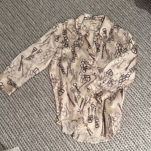 L'AGENCE Chain Horsebit Print Shirt in Cream and Black